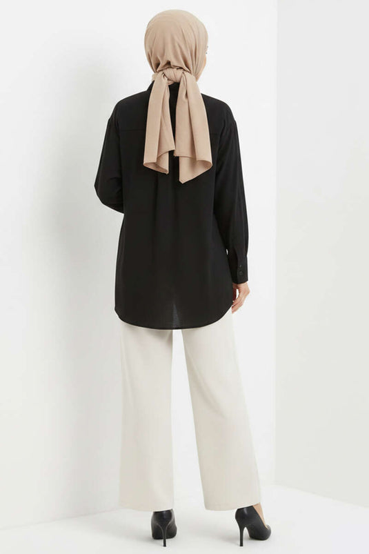 Chemise en tensel noire avec détails plissés sur le devant