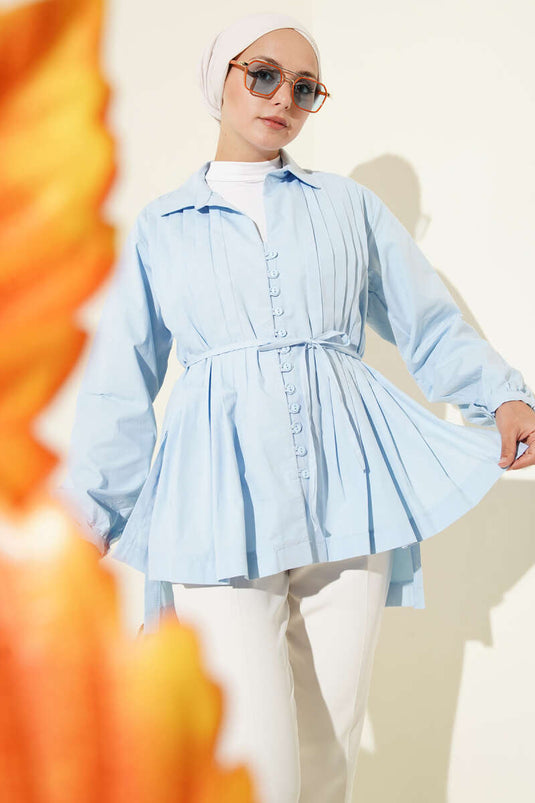 قميص بريطاني بأزرار أمامية مطوية باللون الأزرق الفاتح