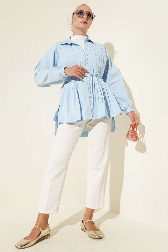 قميص بريطاني بأزرار أمامية مطوية باللون الأزرق الفاتح