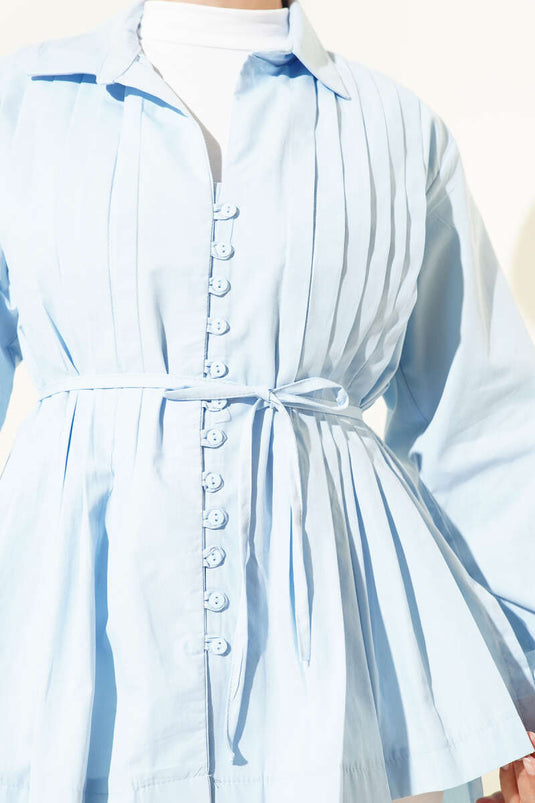 قميص بريطاني بأزرار أمامية مطوية باللون الأزرق الفاتح