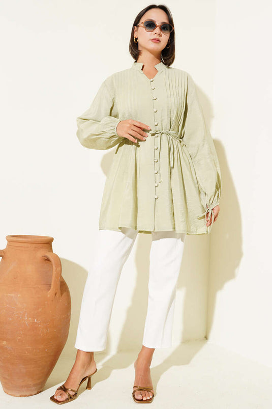قميص مطوي بأزرار أمامية باللون الأخضر اللوزي
