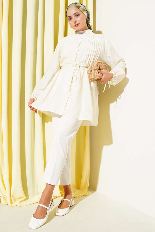 قميص أصفر مطوي بأزرار أمامية