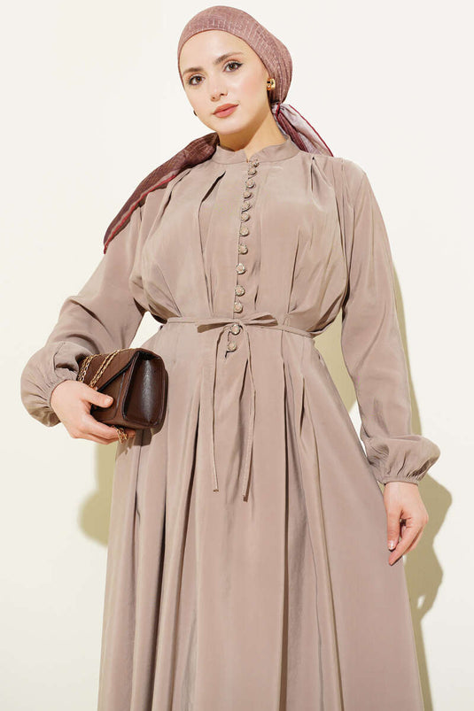 Robe en modal beige à plis avant et boutons