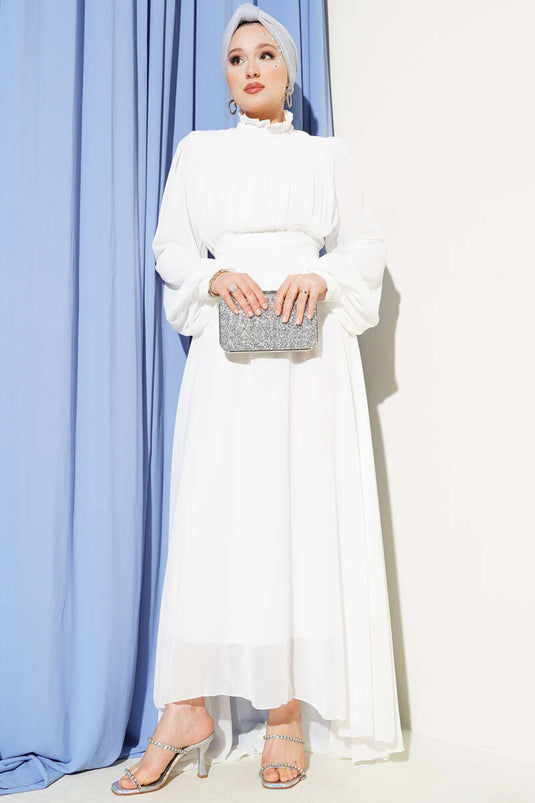 فستان سهرة شيفون أبيض بحزام وكسرات أمامية