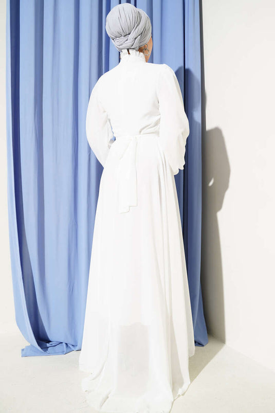 فستان سهرة شيفون أبيض بحزام وكسرات أمامية