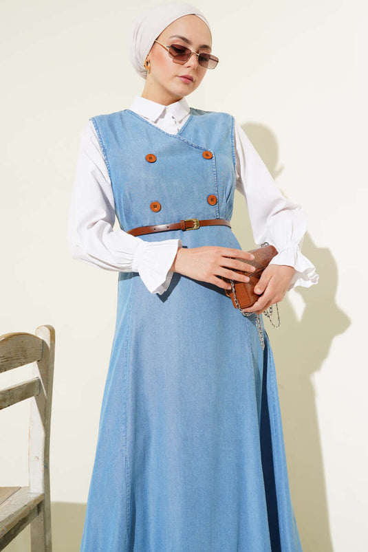 فستان بدون أكمام بأزرار خشبية في الأمام من قماش الدنيم الأزرق