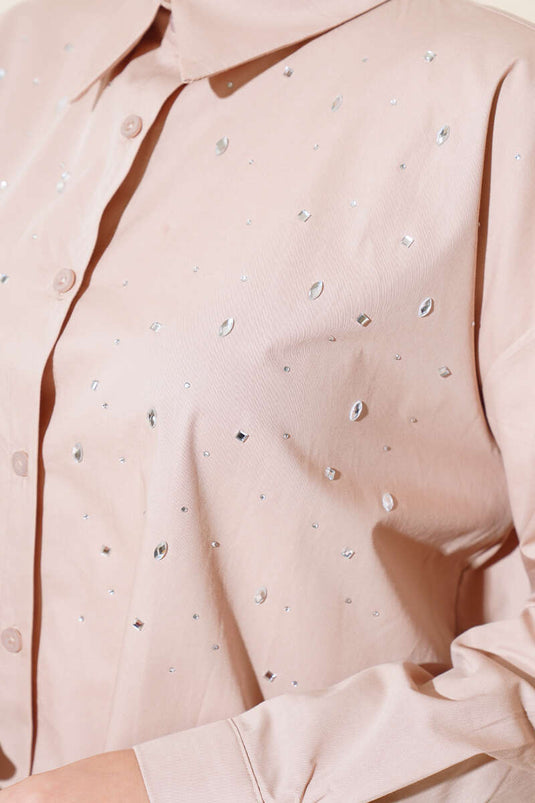 قميص لاتيه طويل مع تفاصيل حجرية على الجهة الأمامية