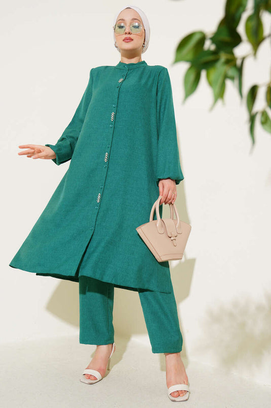 طقم تونيك طويل من قطعتين مع تفاصيل حجرية على الجهة الأمامية باللون الزمردي