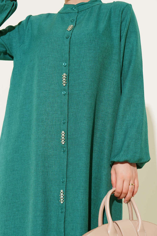 طقم تونيك طويل من قطعتين مع تفاصيل حجرية على الجهة الأمامية باللون الزمردي