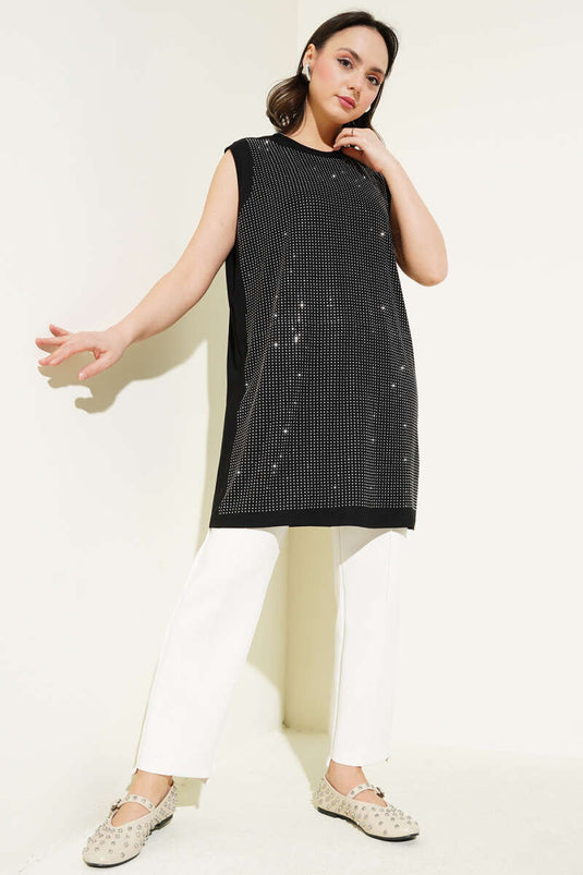 تصميم داخلي أسود مع زخرفة حجرية على الواجهة الأمامية