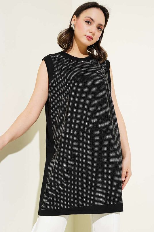 تصميم داخلي أسود مع زخرفة حجرية على الواجهة الأمامية