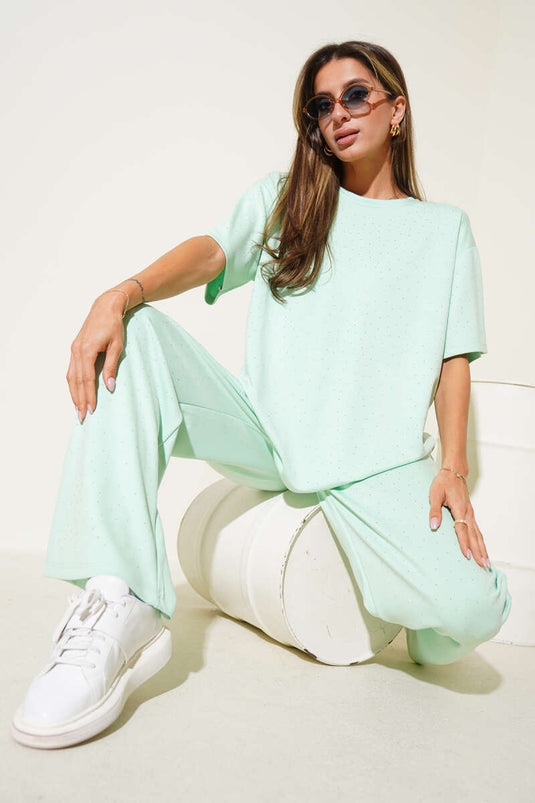 طقم من قطعتين مزين بأحجار كريمة في الأمام، باللون الأخضر المائي.