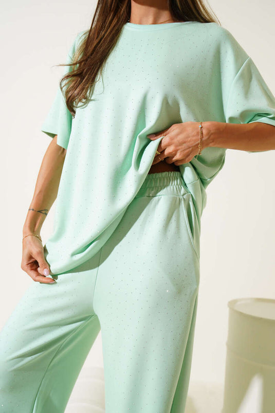 طقم من قطعتين مزين بأحجار كريمة في الأمام، باللون الأخضر المائي.