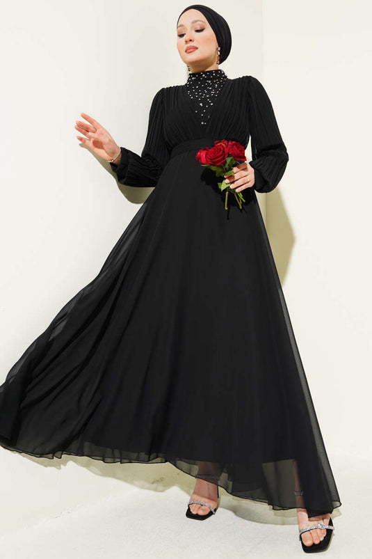 Robe en mousseline plissée noire à motif pierre sur le devant