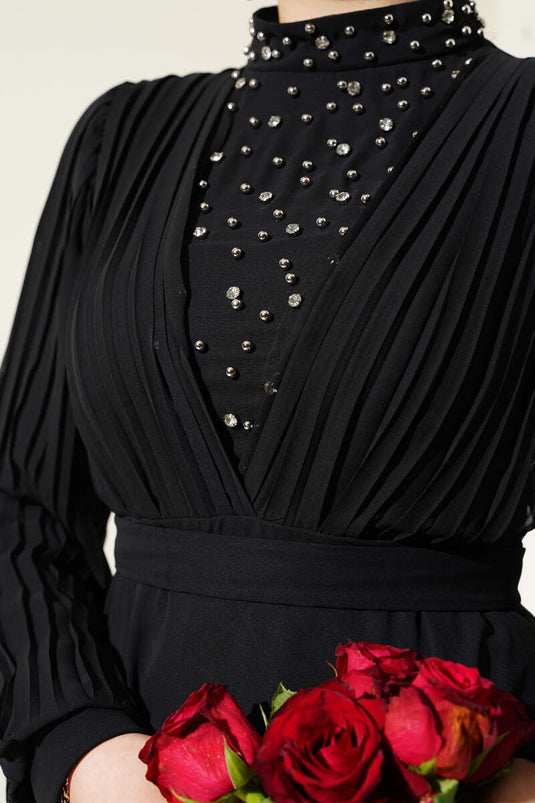 Robe en mousseline plissée noire à motif pierre sur le devant