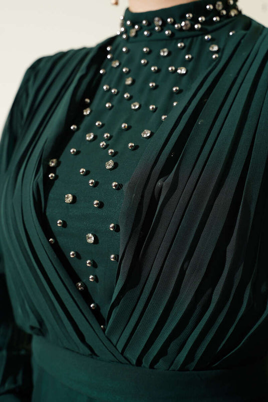 Önü Taşlı Pileli Şifon Elbise Zümrüt