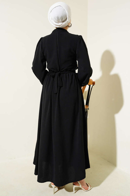 Robe fleurie avec ceinture en tulle sur le devant, noire