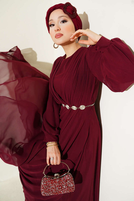 فستان سهرة بحزام مطوي على شكل حرف V باللون العنابي