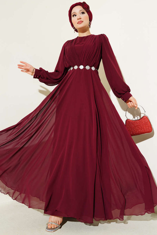 فستان سهرة بحزام مطوي على شكل حرف V باللون العنابي