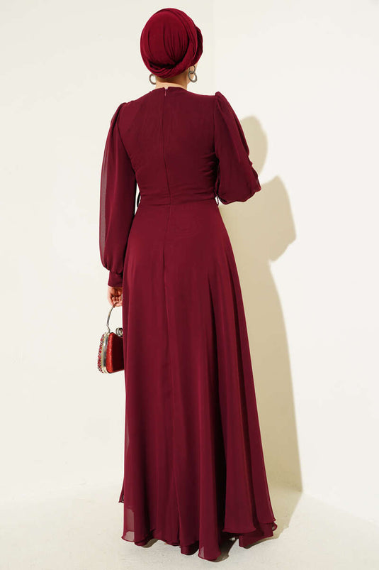 فستان سهرة بحزام مطوي على شكل حرف V باللون العنابي