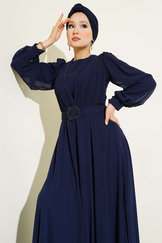 فستان سهرة بحزام مطوي على شكل حرف V باللون الأزرق الداكن