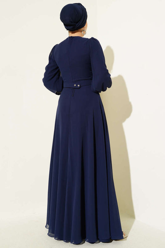 فستان سهرة بحزام مطوي على شكل حرف V باللون الأزرق الداكن