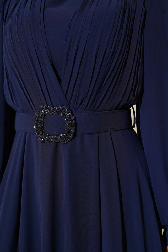 فستان سهرة بحزام مطوي على شكل حرف V باللون الأزرق الداكن