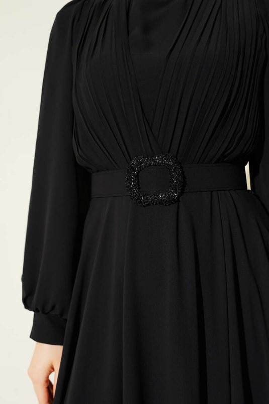 Robe de soirée plissée à ceinture et devant en V, noire