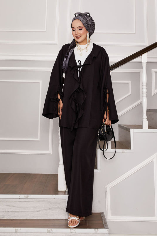 بدلة سوداء من قطعتين بتفاصيل دانتيل من الأمام والأكمام