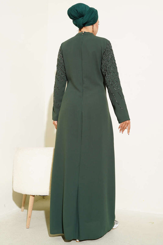 فستان كاكي مزين بالأحجار من الأمام والأكمام