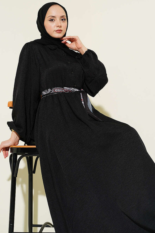 فستان أسود بأزرار نصفية وربطة عنق