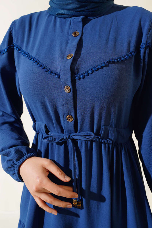 Robe indigo à volants et demi-boutonnage sur le devant