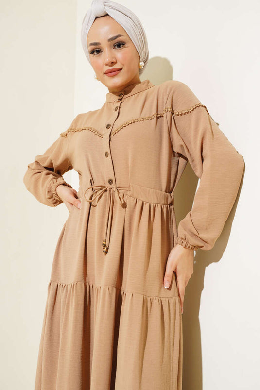 فستان لاتيه متعدد الطبقات بأزرار أمامية نصفية