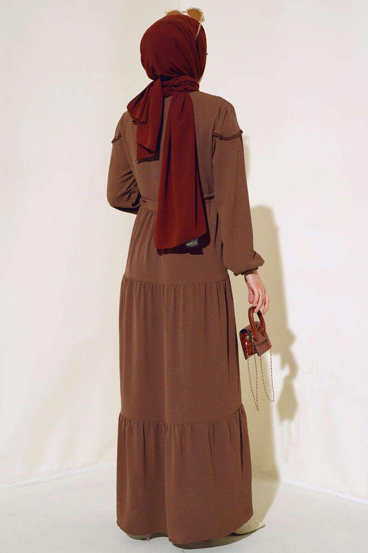 Robe beige à demi-boutonnage sur le devant et à plusieurs épaisseurs