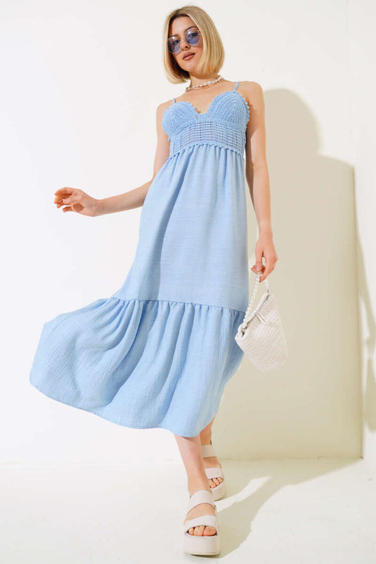 فستان محبوك بحزام أزرق