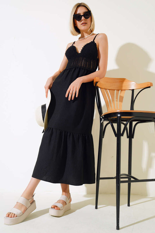 فستان محبوك بحزام أسود