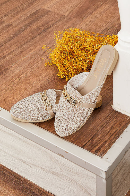 Chaussons tricotés avec chaîne détaillée en pierre