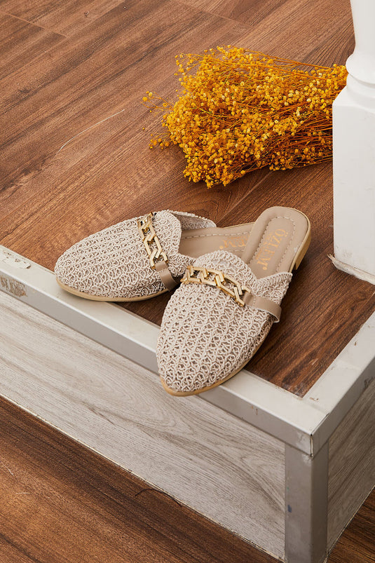 Chaussons tricotés avec chaîne détaillée en pierre