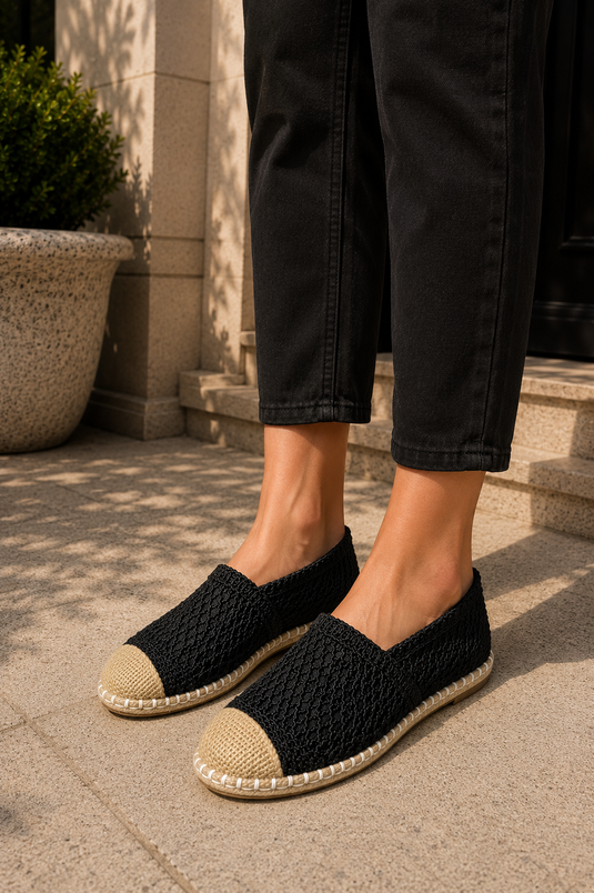 Ballerines noires à bout en paille tressée