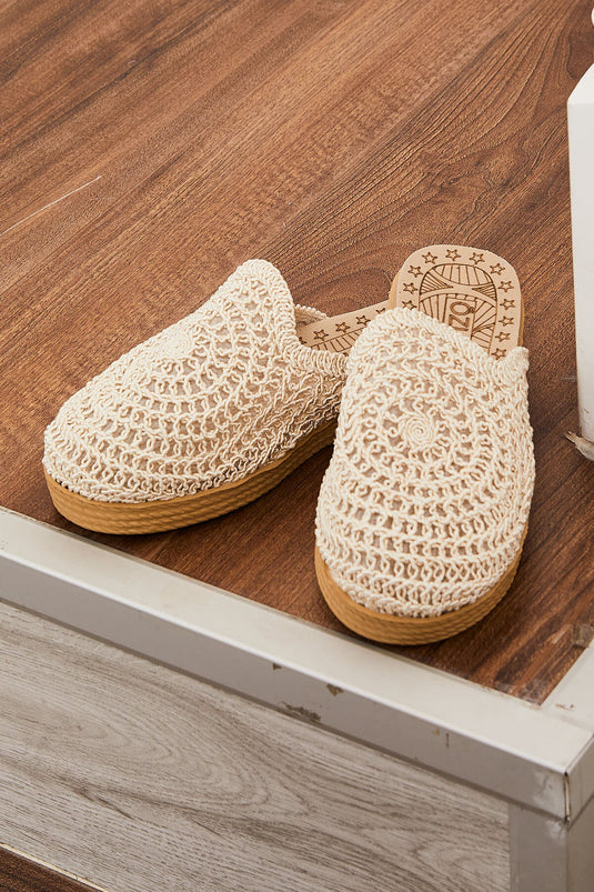 Mules fermées à l'avant avec détails en maille crème