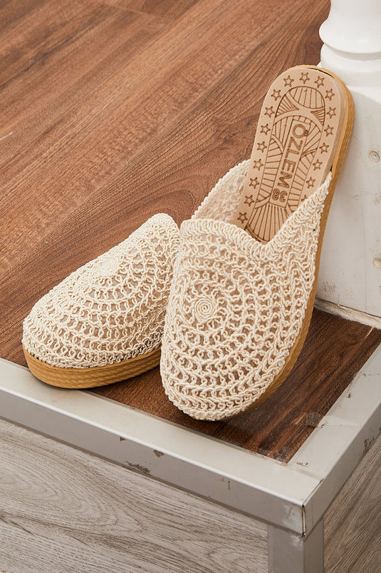 Mules fermées à l'avant avec détails en maille crème