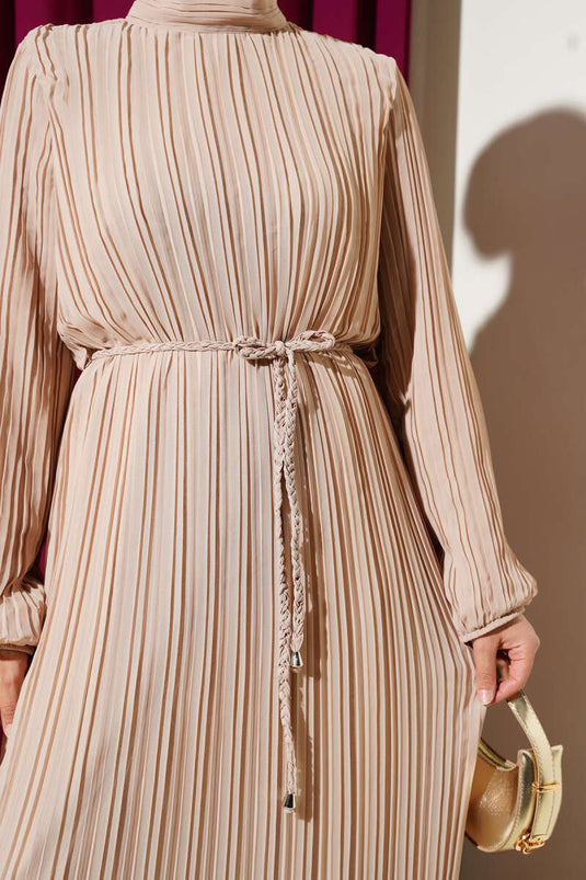 فستان شيفون مطوي مع حزام محبوك باللون البيج