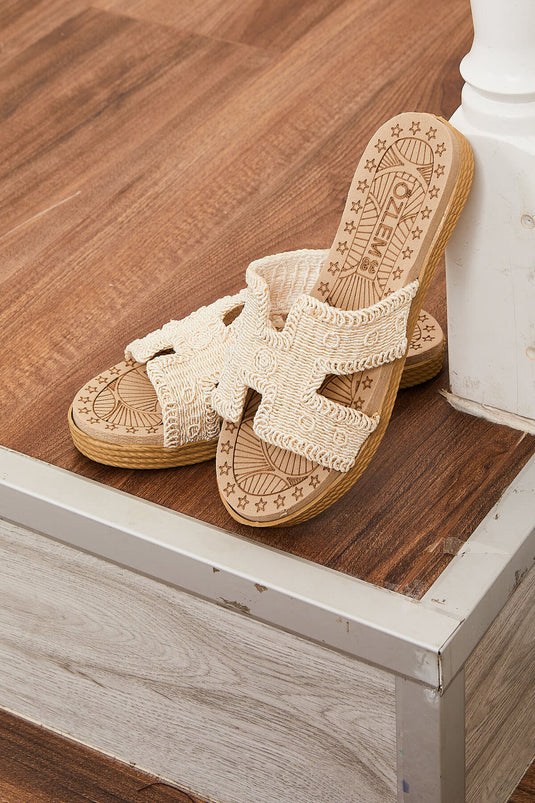 Chaussons en paille tressée beige