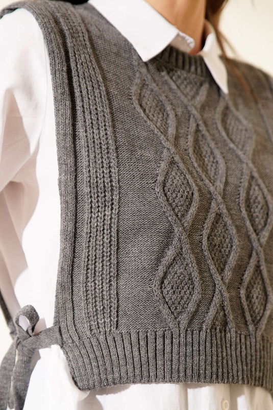 Pull court en maille avec liens sur les côtés, gris fumé