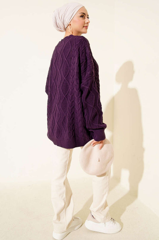 سترة محبوكة باللون الأرجواني