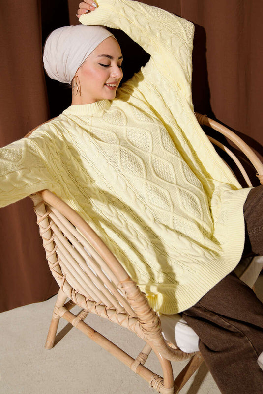 سترة محبوكة باللون الأصفر