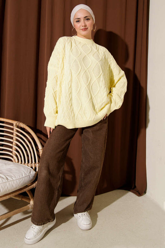 سترة محبوكة باللون الأصفر