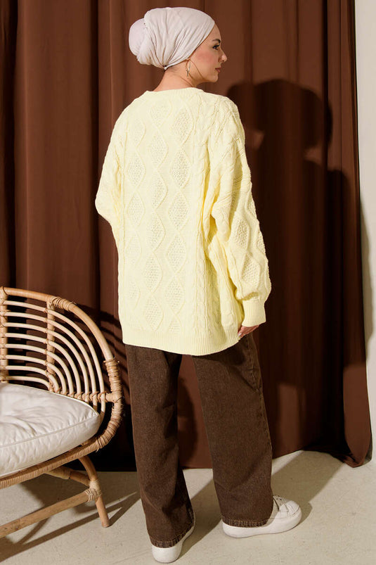 سترة محبوكة باللون الأصفر