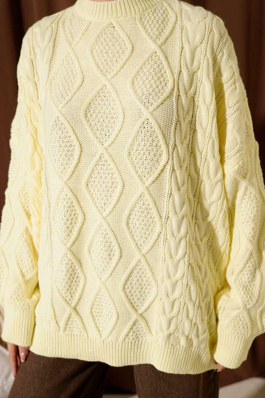 سترة محبوكة باللون الأصفر