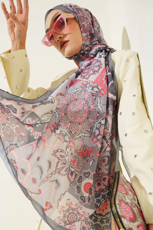 وشاح رمادي بنقوش زهور أصلية